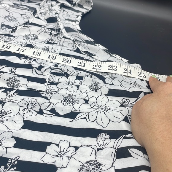 Torrid Size 1 Chiffon Striped Floral Tabk Flowey - Picture 6 of 8